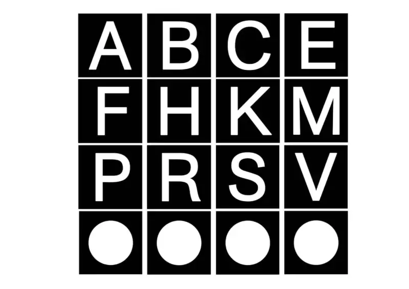 Vier mal vier Felder mit weißen Buchstaben und Kreisen auf schwarzem Grund. Die oberen drei Reihen zeigen Buchstaben, die an ein **Buchstaben Dressurviereck** erinnern.